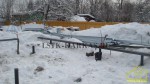 На расчищенной от снега площадке производится монтаж фундамента на винтовых сваях с обвязкой швеллером.